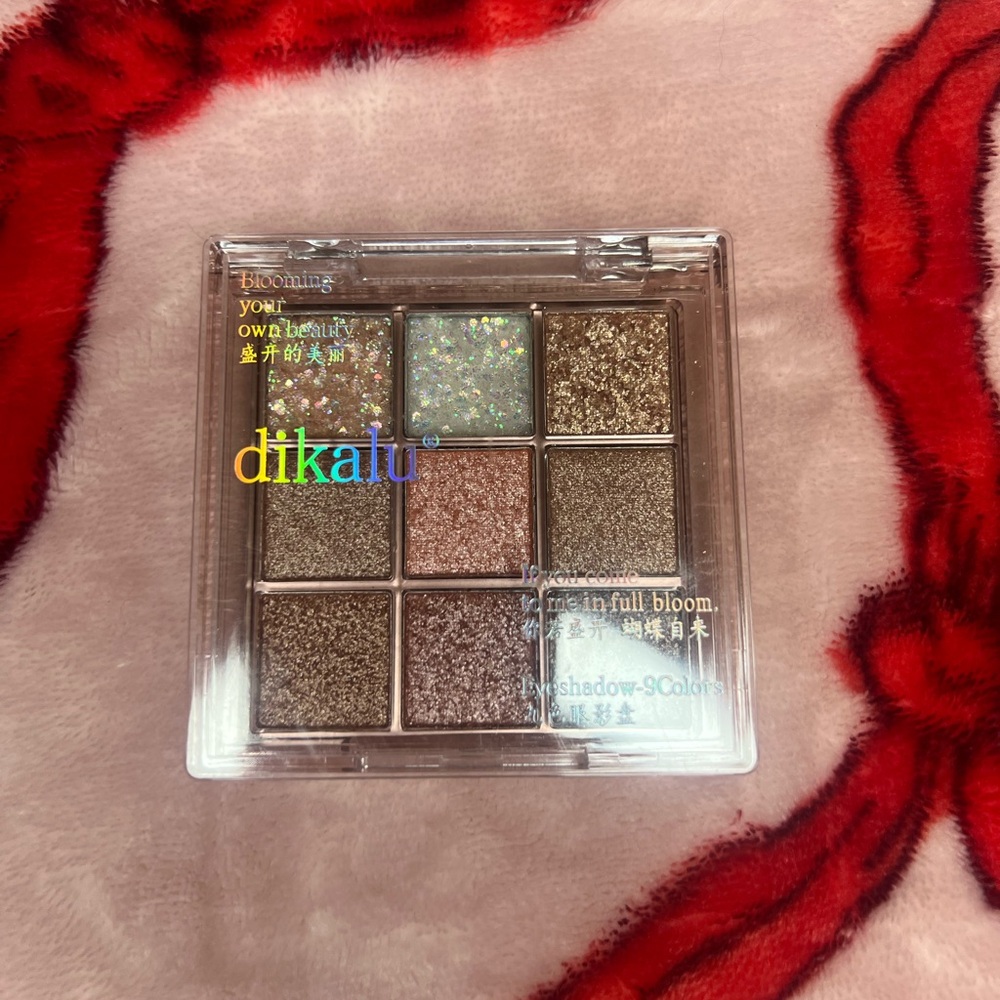 Dikalu 9-Color Eyeshadow Palette